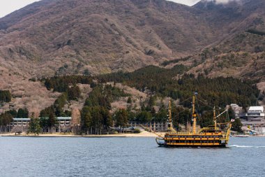 Hakone, Japonya - 29 Mart 2015 tarihinde: Ashi Gölü'nde Hakone Gezi Gezisi