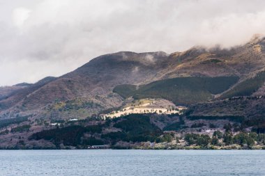 Hakone Dağı veya Ashi Gölü, Japonya - 29 Mart 2015: Ashi Gölü veya Ashihakone Gölü, sisli bir öğleden sonra, Hakone, Japonya