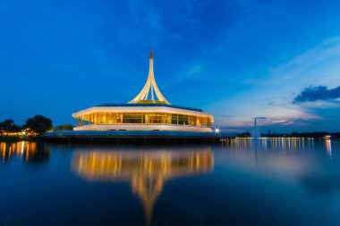 Tayland kamu parkta Anıt., Suanluang Rama 9, Tayland su kavramı üzerine Gece ışık çekim yansıması