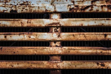 Bir kamyonun önünden ızgara üzerinde paslı metal