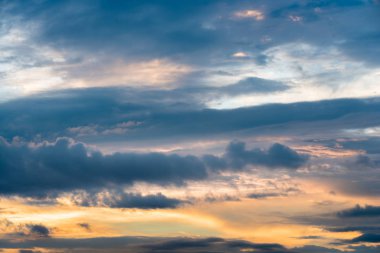 Gün batımı saatinde gökyüzü dramatik