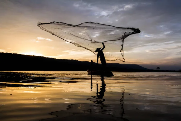 Silhuett av Asien fiskare — Stockfoto
