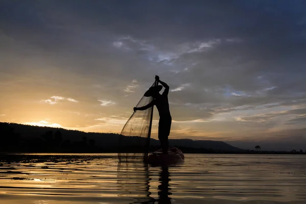 Silhuett av Asien fiskare — Stockfoto