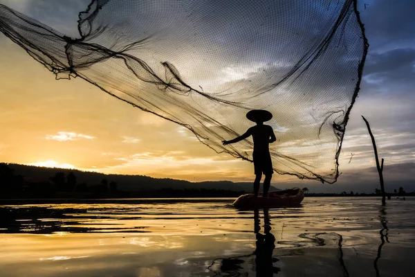 Silhouette de pêcheur asiatique — Photo