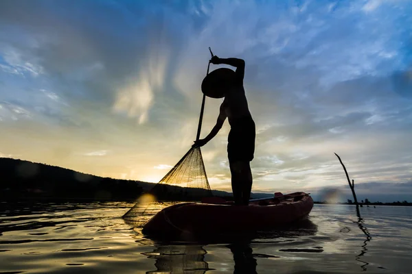 Silhuett av Asien fiskare — Stockfoto