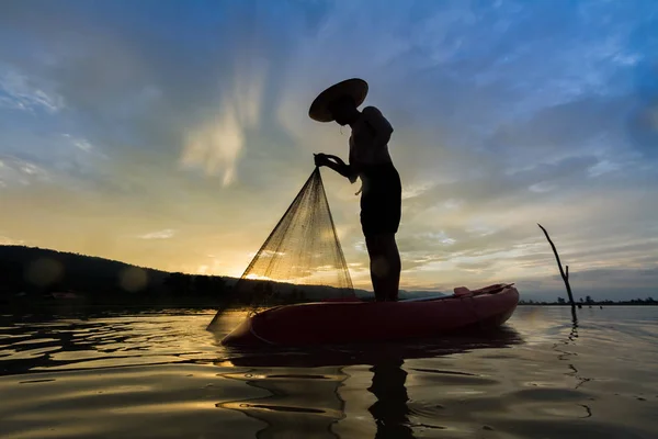 Silhouette de pêcheur asiatique — Photo