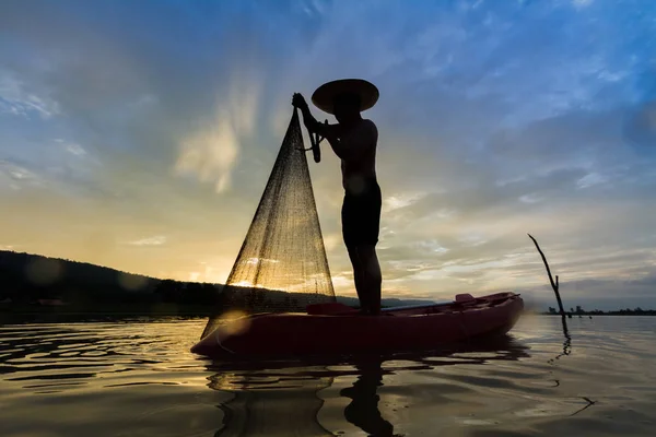 Silhouette de pêcheur asiatique — Photo