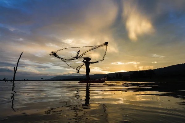Silhuett av Asien fiskare — Stockfoto