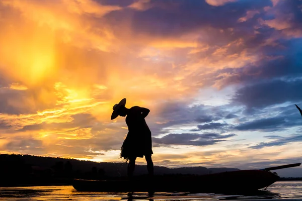 Silhouette de pêcheur asiatique — Photo