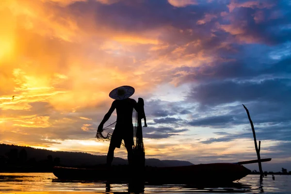 Silhouette de pêcheur asiatique — Photo