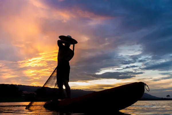 Silhouette de pêcheur asiatique — Photo