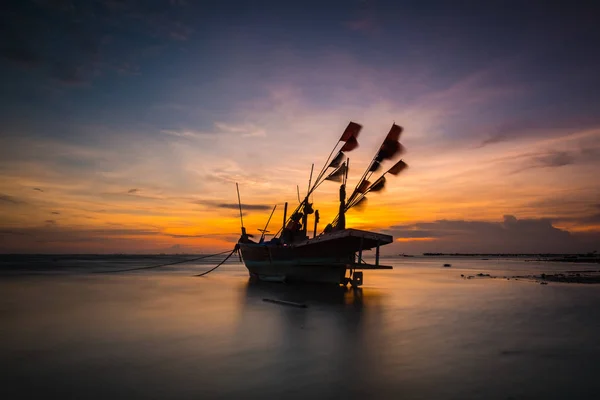 Αλιευτικό Σκάφος Στην Παραλία Της Ταϊλάνδης — Φωτογραφία Αρχείου