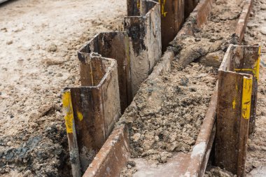 Şantiyede istinat duvarı çelik sac kazık sürme makinesi iş