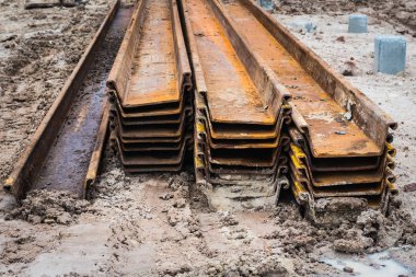 Şantiyede istinat duvarı çelik sac kazık sürme makinesi iş