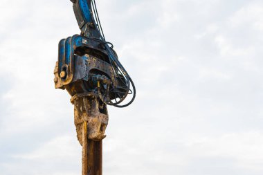 Şantiyede istinat duvarı çelik sac kazık sürme makinesi iş. 