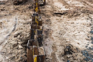 Şantiyede istinat duvarı çelik sac kazık sürme makinesi iş. 