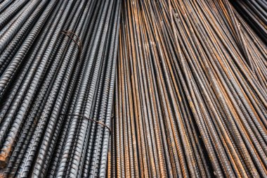 Şantiyede beton yapının güçlendirilmesi için yeniden demirler. ve çelik üzerinde paslı yüzey