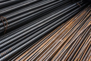 Şantiyede beton yapının güçlendirilmesi için yeniden demirler. ve çelik üzerinde paslı yüzey