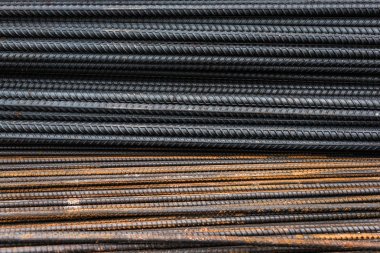 Şantiyede beton yapının güçlendirilmesi için yeniden demirler. ve çelik üzerinde paslı yüzey