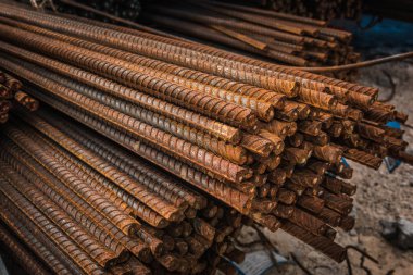 Şantiyede çelik demirparmaklıklar üzerinde paslı yüzey.