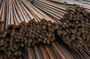 Şantiyede çelik demirparmaklıklar üzerinde paslı yüzey.