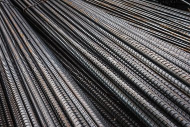 Şantiyede beton yapının güçlendirilmesi için rebar.