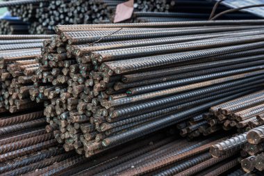 Şantiyede beton yapının güçlendirilmesi için rebar.