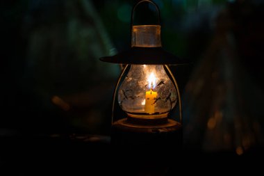 Mum lambası yumuşak bir parlaklık ışığı ile yanıyor