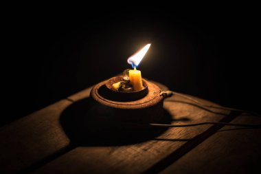 Mum lambası yumuşak bir parlaklık ışığı ile yanıyor