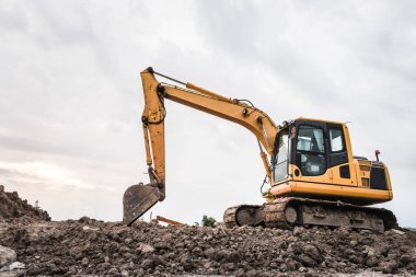 Gökyüzü arka plan şantiye makinesinde Ekskavatör