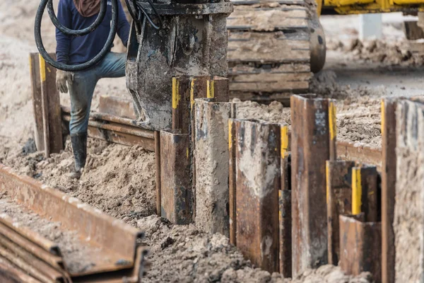 Mempertahankan Tumpukan Lembaran Baja Dinding Mesin Penggerak Bekerja Lokasi Konstruksi — Stok Foto
