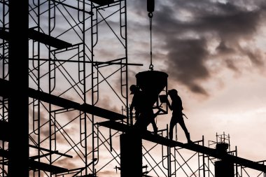 İşçisilueti. İnşaat İnşaat ı iskele beton işçilişi.