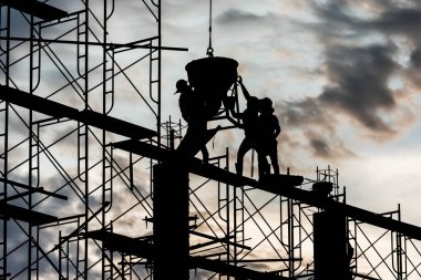 İşçisilueti. İnşaat İnşaat ı iskele beton işçilişi.