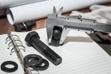 Cıvata lar ve somunlar, kontrol ve tasarım için tasarım veya mühendis denetçisi için analiz mühendisinin vernier kaliper veya ekipmanı ile yüksek gerilim çalışması için