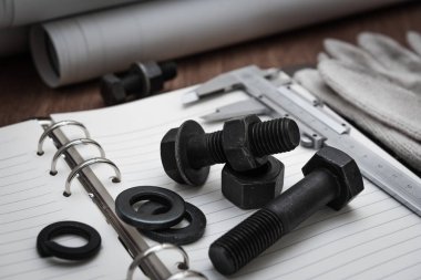 Yüksek gerilim çalışması için cıvata ve somunlar. Kontrol ve tasarım için tasarım veya mühendis denetçisi için mühendis analizi