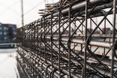Beton işinin güçlendirilmesi. Beton veya çimento takviyesi için tel çubuk ile çelik çubuklar güvenliğini sağlamak için çelik tel kullanma. çelik tel odak