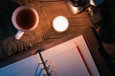 Günlük masada yanan mum yanında kalemle açık./ Anılar yaşam veya seyahat kavramı / Bir kalem için Üst görünüm fotoğraf seçimi odak.