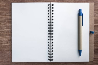 Masa daki hurda kağıt geri dönüşümünden yapılmış geri dönüşüm defteri.