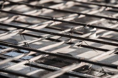 Beton levhanın güçlendirilmesi için tel çubuklu çelik çubukların güvenliğini sağlamak için çelik tel kullanma veya çelik telodak.