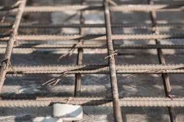 Beton levhanın güçlendirilmesi için tel çubuklu çelik çubukların güvenliğini sağlamak için çelik tel kullanma veya çelik telodak.
