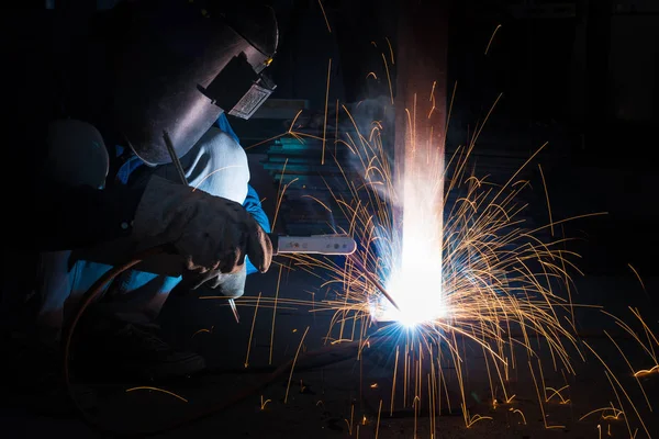 Treinamento Habilidades Soldagem Soldador Com Máscara Protetora Peça Metal Aço — Fotografia de Stock