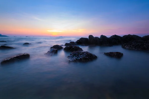 Pôr Sol Sobre Mar Com Vista Azul Céu Antes Crepúsculo — Fotografia de Stock