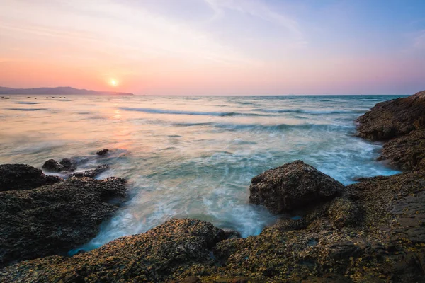 Pôr do sol na praia — Fotografia de Stock