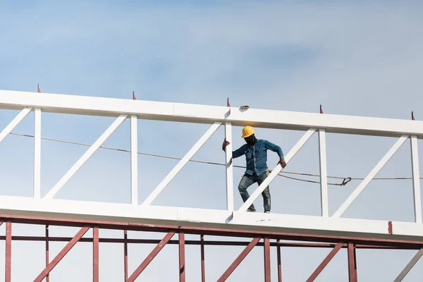 Schweißer Klettert Hoch Auf Die Stahlkonstruktion Der Höhe Und Setzt — Stockfoto