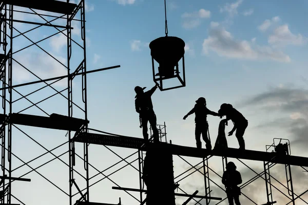 Silhueta Trabalhador Construção Construção Fundição Concreto Andaimes — Fotografia de Stock