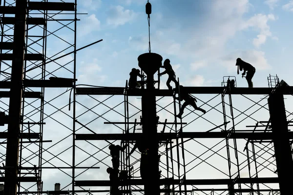 Silhouette Des Arbeiters Bauarbeiten Betonarbeiten Auf Gerüsten — Stockfoto