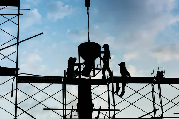 Silhouette Des Arbeiters Bauarbeiten Betonarbeiten Auf Gerüsten — Stockfoto