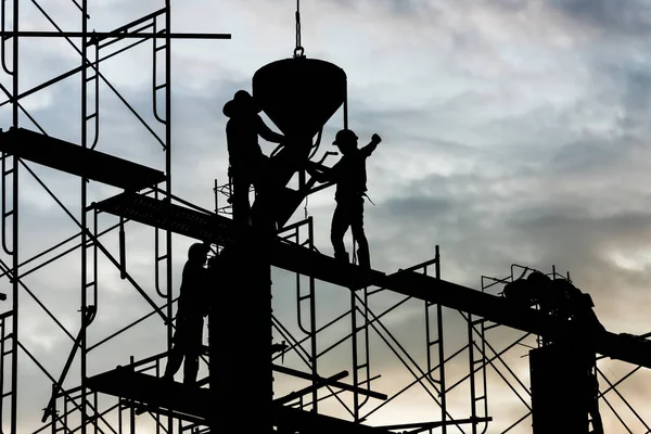 Silhouette Des Arbeiters Bauarbeiten Betonarbeiten Auf Gerüsten — Stockfoto