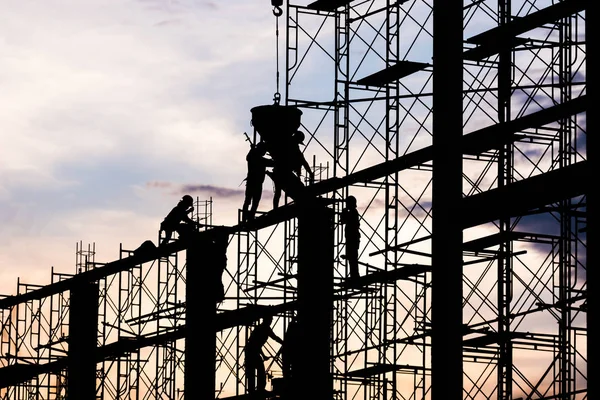 Silueta Trabajador Construcción Edificio Fundición Trabajos Hormigón Andamios —  Fotos de Stock