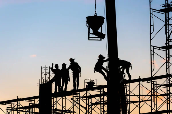 Silhueta Trabalhador Construção Construção Fundição Concreto Andaimes — Fotografia de Stock